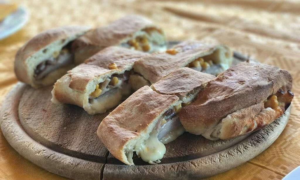 Ombolo v testu s koruzo in gobicami