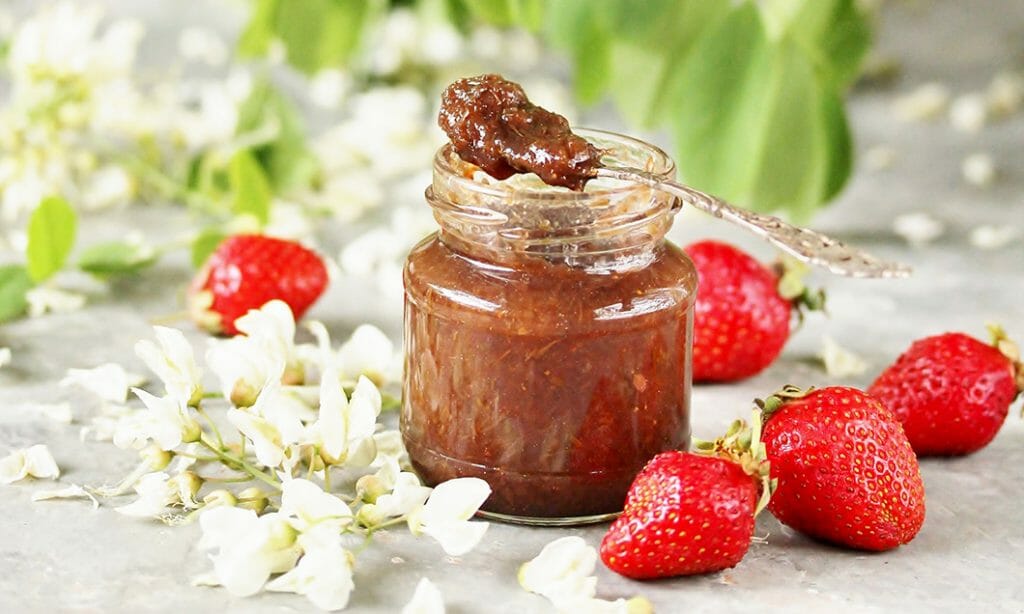 Akacijeva marmelada z jagodami