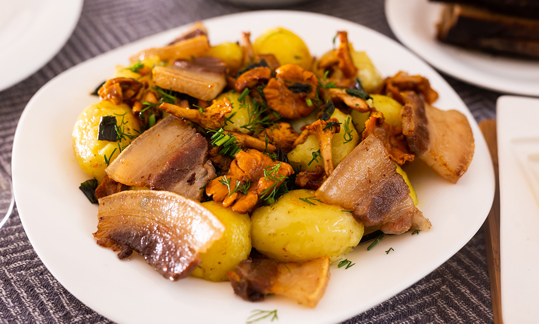 Lisičke s slanino in krompirjem iz pečice