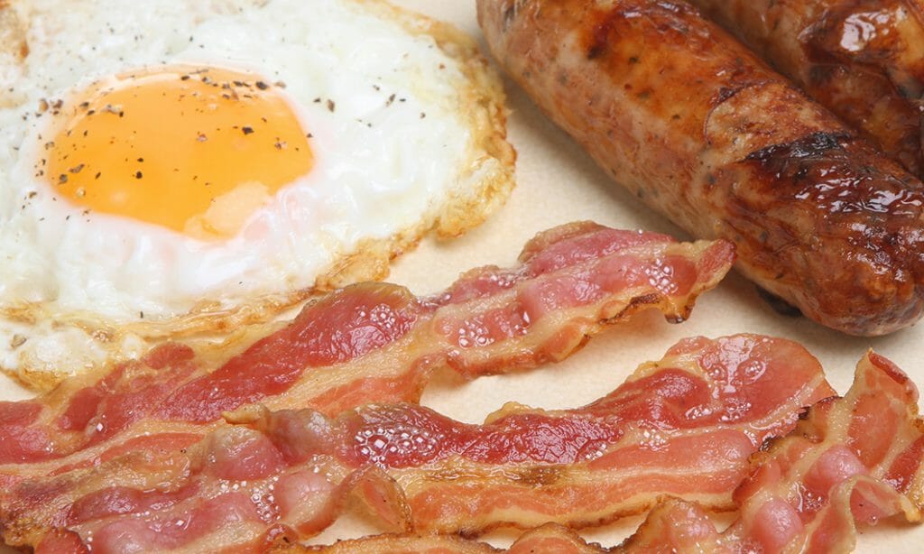 Študentski zajtrk s pečenico, slanino in jajci