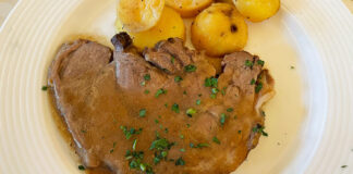 Telečji zrezki v naravni omaki