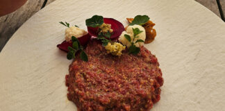 Tatarski biftek z vloženo zelenjavo